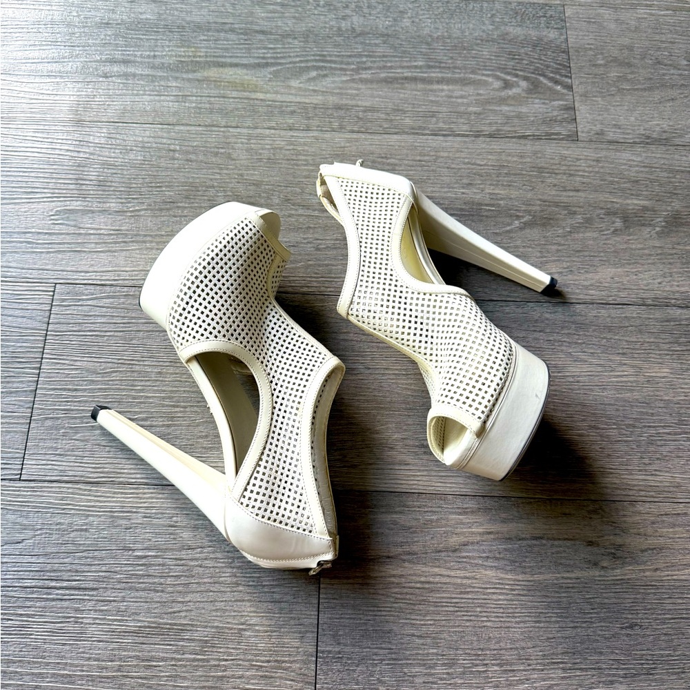 Gucci White Classic Heels with Textured Design